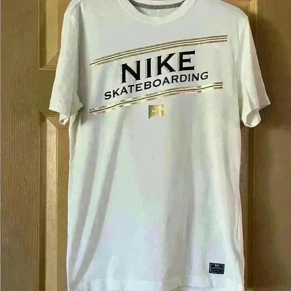 Young men size t-shirt​ - Picture 1 of 4
